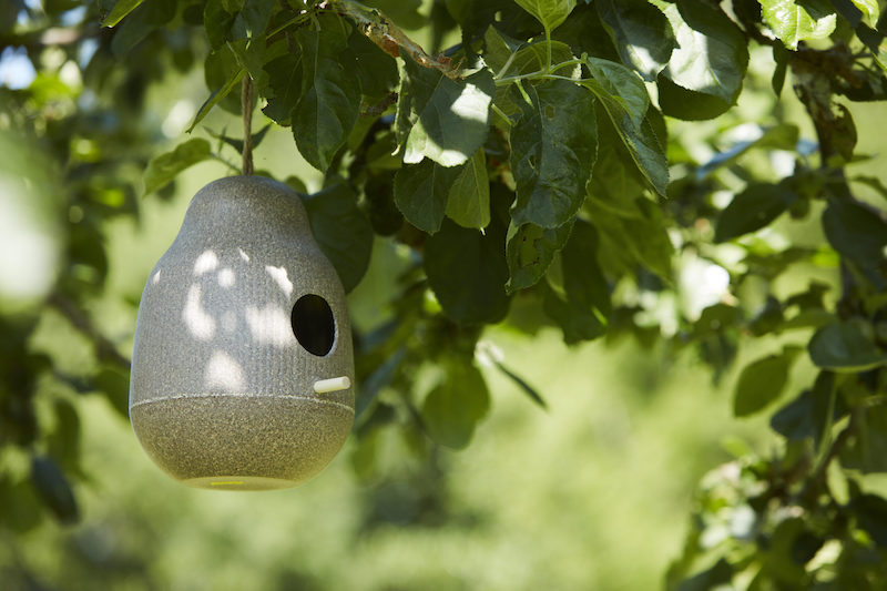 Vogelhuisje van Point-Virgule voor tuin en balkon #tuinidee #vogelhuisjes #voederhuisjes #tuin #balkon #tuininspiratie