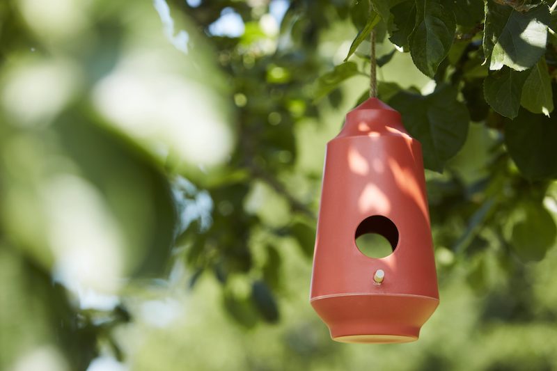 Gekleurde Vogel- en voederhuisjes van Point-Virgule voor tuin en balkon #tuinidee #vogelhuisjes #voederhuisjes #tuin #balkon #tuininspiratie