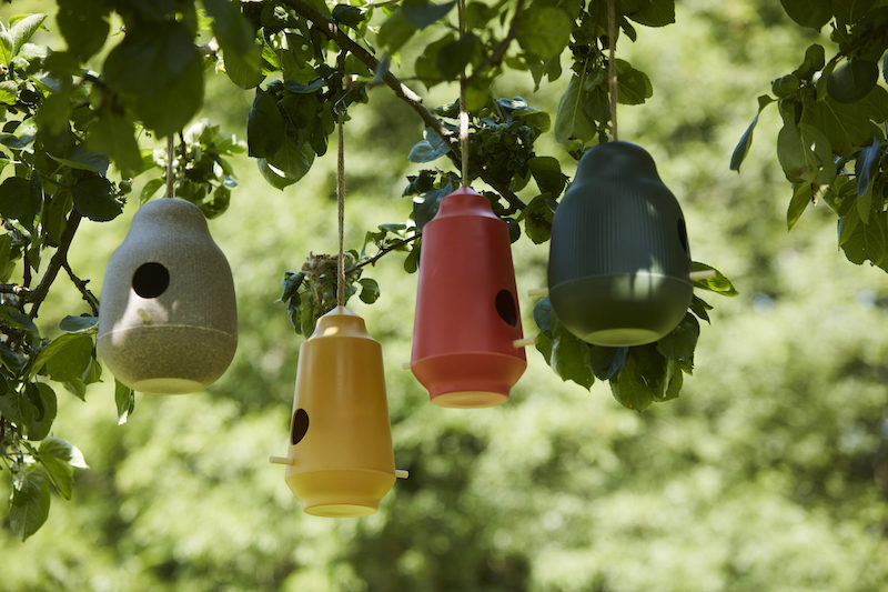 Gekleurde Vogel- en voederhuisjes van Point-Virgule voor tuin en balkon #tuinidee #vogelhuisjes #voederhuisjes #tuin #balkon #tuininspiratie