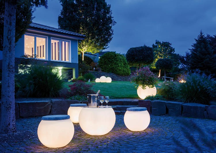 Je tuin sfeervol verlichten in de winter #tuin #tuinverlichting #tuininspiratie #tuinlampen