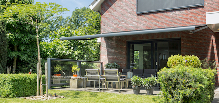 Maak je terras klaar voor het voorjaar. Een zonnescherm bepaalt de temperatuur op je terras #knikarmscherm #verano #zonwering #terras #tuin #tuininspiratie