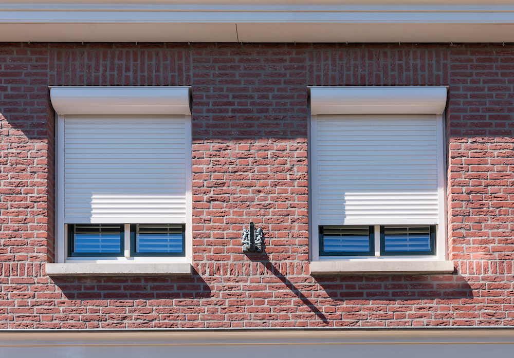 Rolluiken werken isolerend in de winter en zonwerend in de zomer - Witte roluiken van Verano