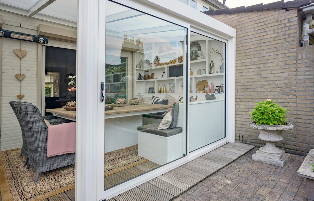 Geniet het hele jaar van tuin en terras met glaswanden en een terrasoverkapping #tuinkamer #tuin #terras #verano