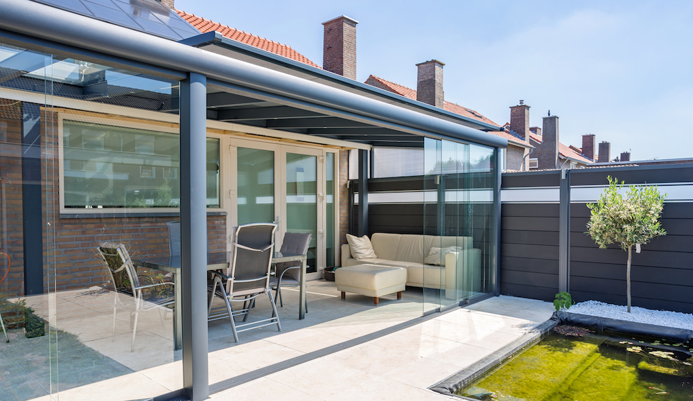 Geniet het hele jaar van tuin en terras met glaswanden en een terrasoverkapping #tuinkamer #tuin #terras #verano