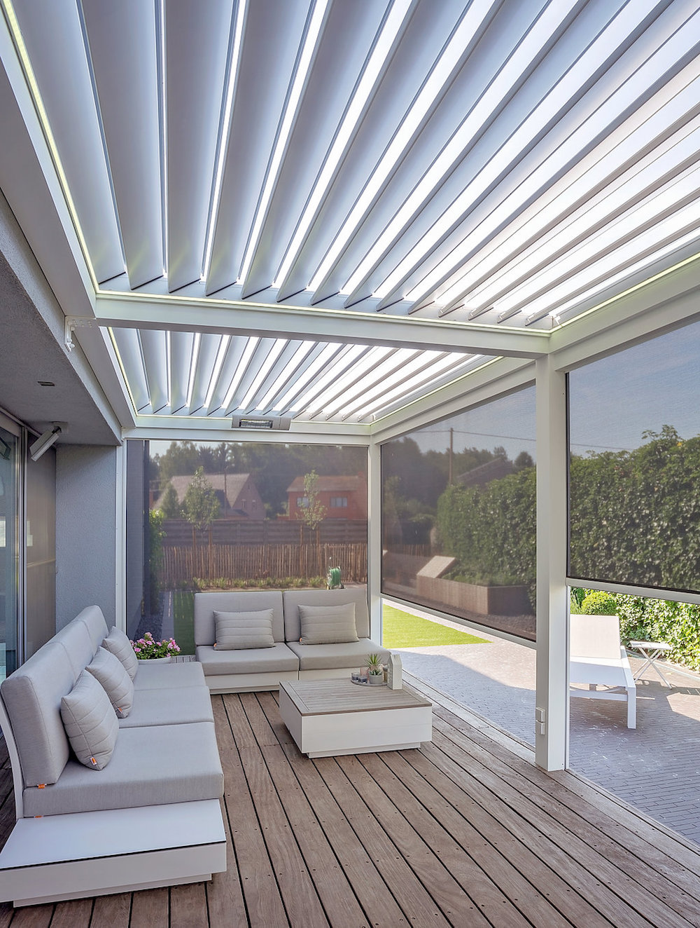 Terrasoverkapping met lamellen. Met een lamellendak reguleer je zelf de mate van zonlicht en schaduw op je terras en het is spatwaterdicht. Uitgebreid met Verano Ritzscreens ben je het hele jaar door beschermt tegen wind, regen en UV stralen #verano #terras #terrasoverkapping #tuin 