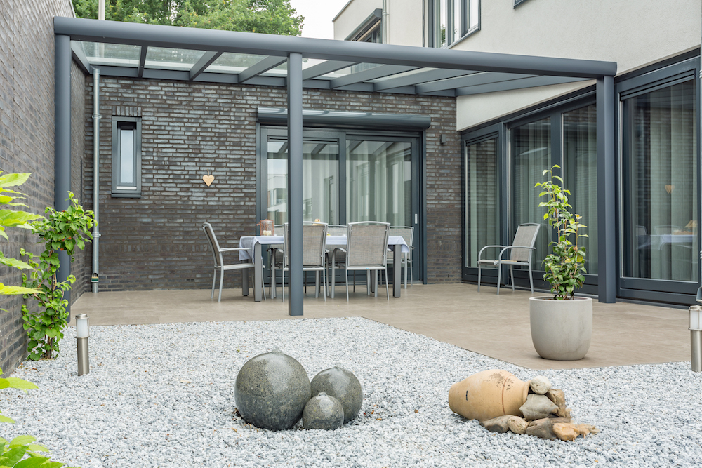 Terrasoverkapping van Verano. Uit te breiden met glaswanden, sfeervolle verlichting, verandazonwering en Ritzscreens van Verano #terrasoverkapping #tuin #terras #verano