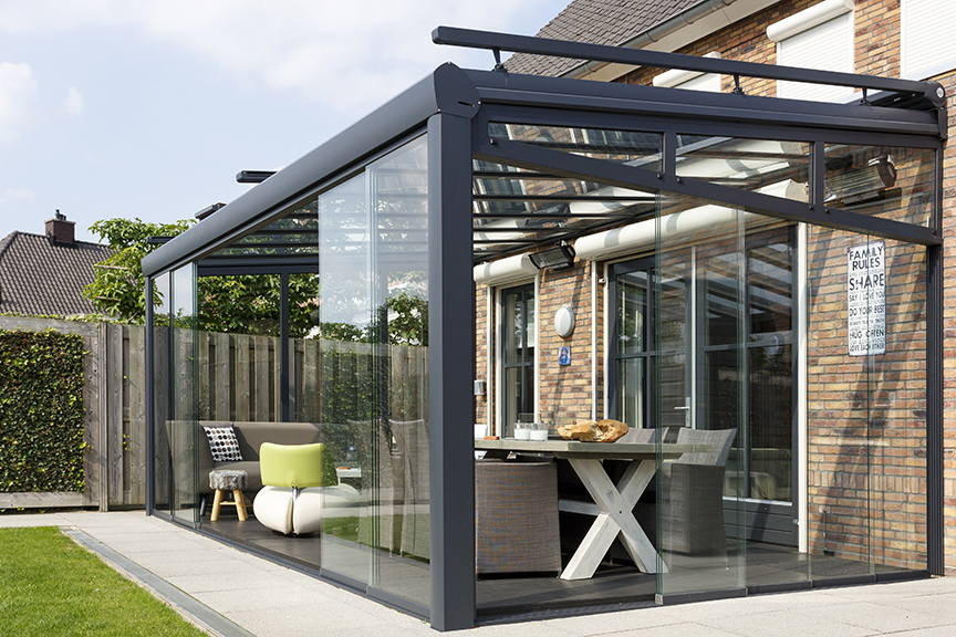 Terrasoverkapping van aluminium met glaswanden en zonwering - Verano #tuin #terras