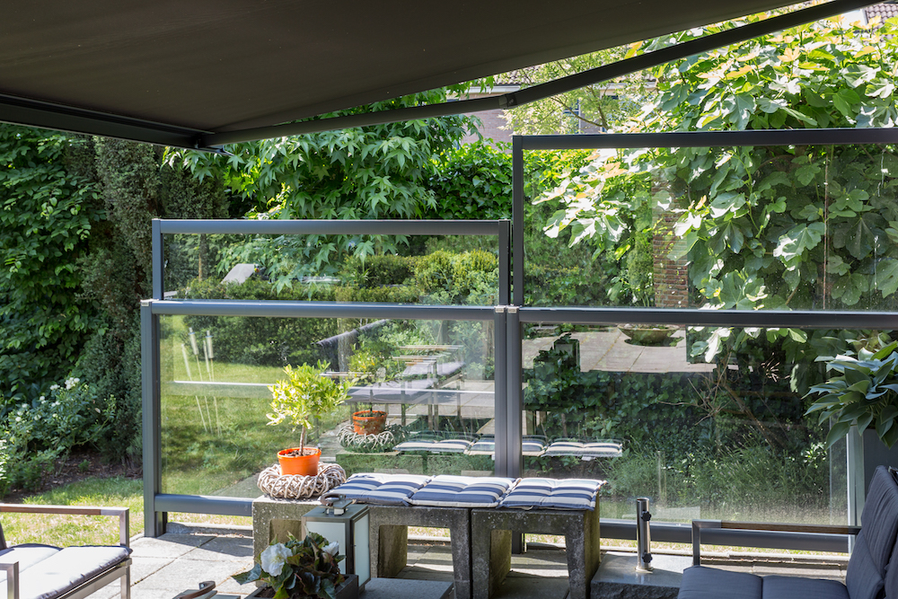 UIt de wind op het terras met windschermen. Genieten van de najaarszon met windscherm Luderitz van Verano #terras #beschutting #windscherm #verano