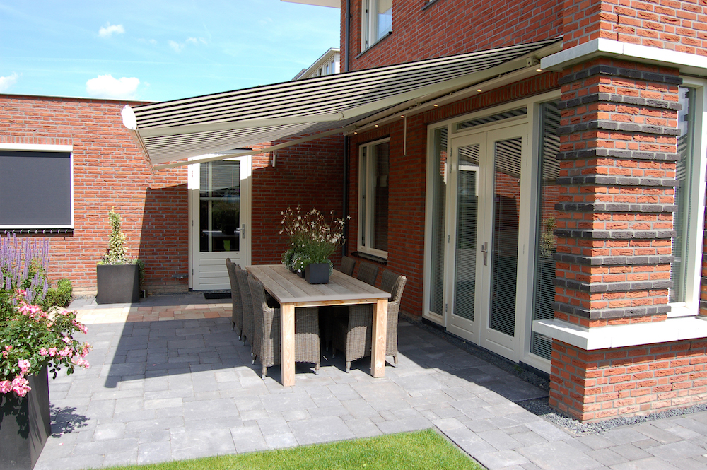 Terras met zonnescherm van Verano