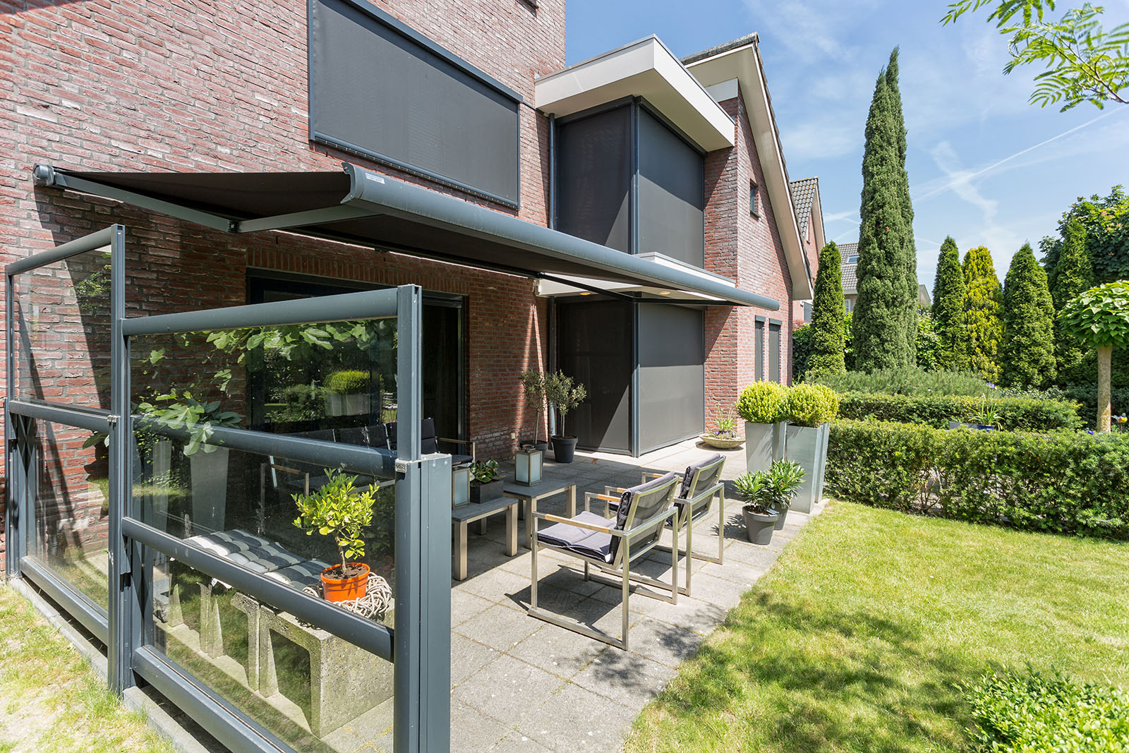 Terras met zonnescherm met sensoren van Verano