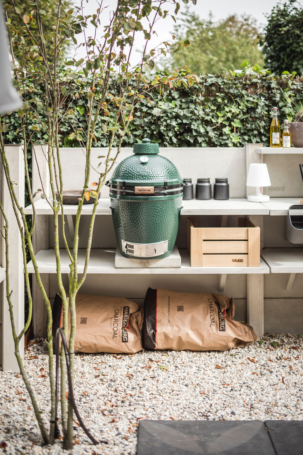 Buitenkeuken WWOO met green egg barbecue #tuin #tuininspiratie #buitenkeuken #barbecue #terras #wwoo