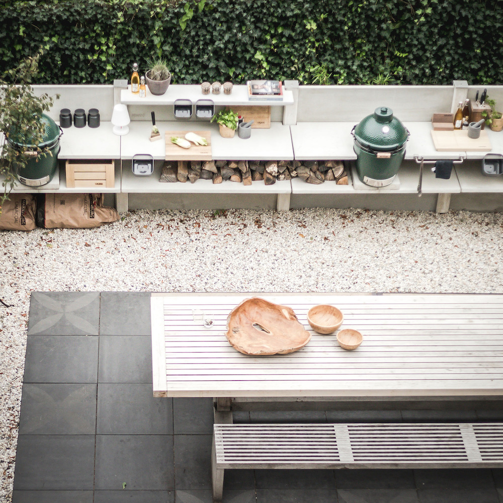 Buitenkeuken WWOO met green egg barbecue en buitentegels Duostone vtwonen by Douglas & Jones #tuin #tuininspiratie #buitenkeuken #barbecue #terras #wwoo #buitentegels #vtwonen #douglasjones