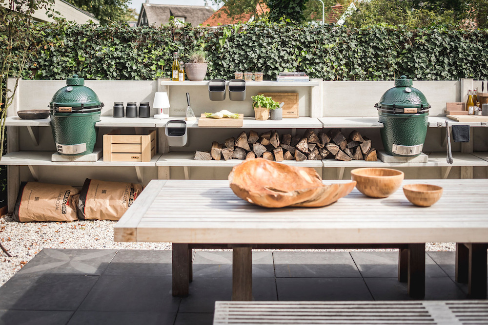 Buitenkeuken WWOO met green egg barbecue #tuin #tuininspiratie #buitenkeuken #barbecue #terras #wwoo