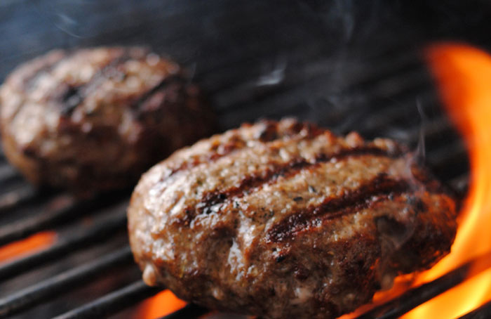 Zelfgemaakte hamburger op de barbecue