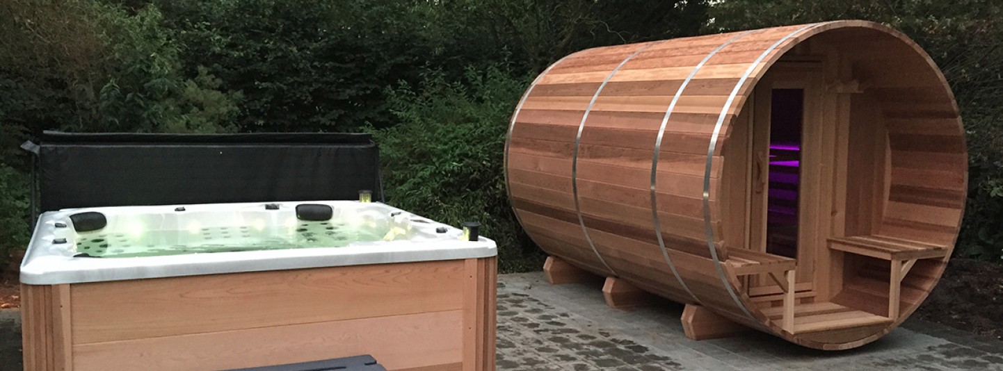 Barrel sauna en whirlpool in de tuin van Cerdic