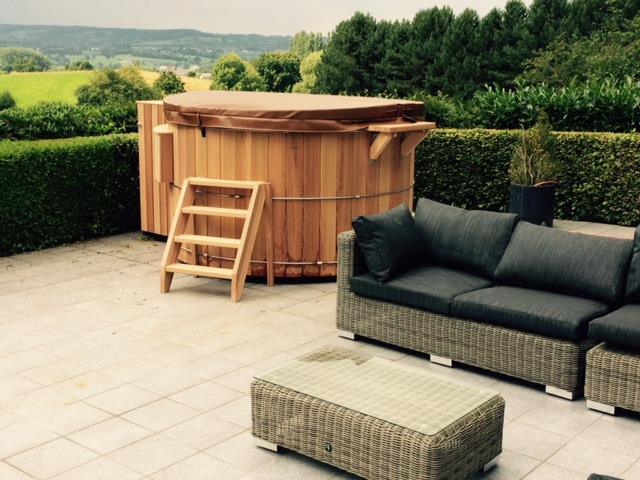 Houten hottub in de tuin via hottub select.nl. Storvatt hottub #wellness #hottub #buitenbad tobbe