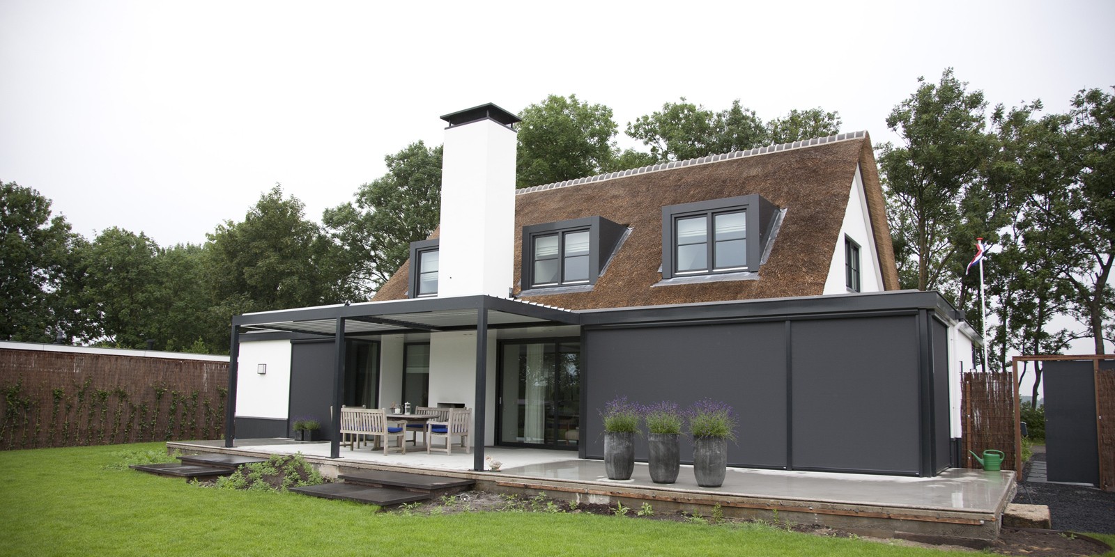kunststof overkapping tuin stijlvol een lamellen overkapping voor terras of tuin kunststof overkapping tuin stijlvol een lamellen overkapping voor terras of tuin
