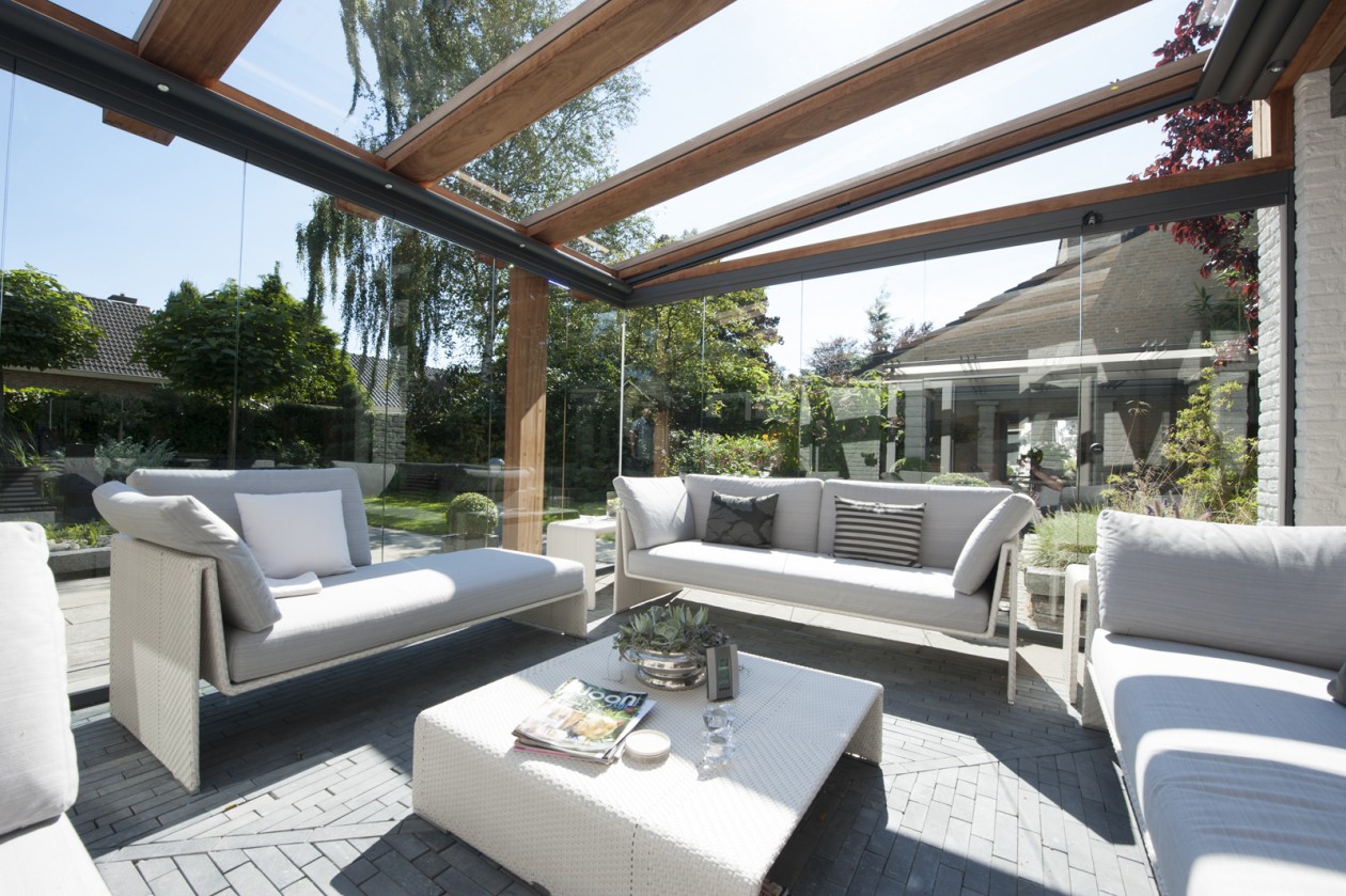 Houten terrasoverkapping met glas en zonwerend doek - Jumbo