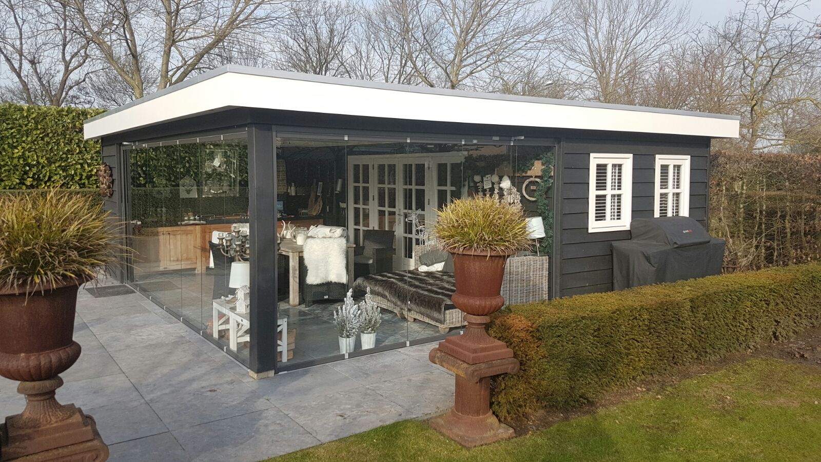 Tuinhuis met veranda met glazen pui #tuinhuizen #veranda #tuin #tuininspiratie #tuinhuis