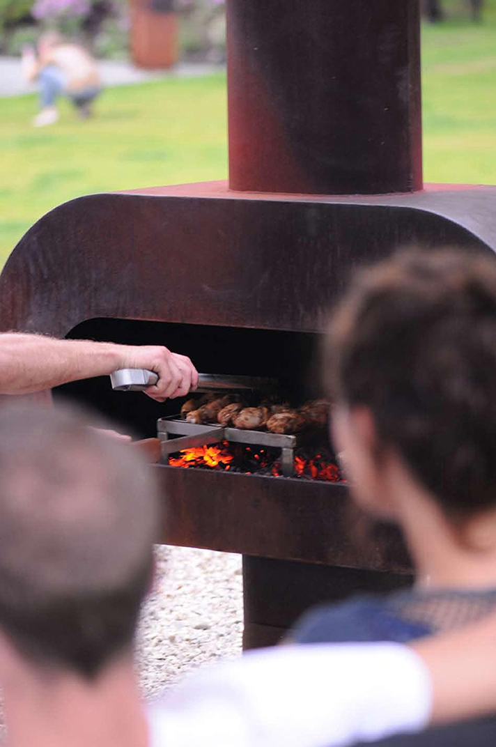 Zeno Barro buitenhaard van Zeno Products met extra brede vuurmond en grill. Barbecue en tuinhaard in één! #buitenhaard #tuinhaard #tuininspiratie #tuin #barbecue #zenoproducts