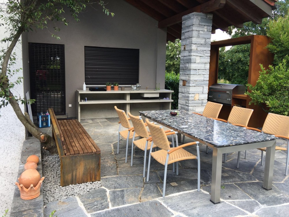 Buitenkeuken op terras met ingebouwde gas barbecue. Op maat gemaakt door Zeno Products. #terras #buitenkeuken #tuinidee