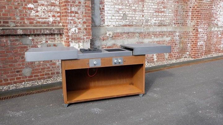 Buitenkeuken met gaspit en extra groot werkblad. Outdoor keuken van Cortenstaal via Zeno Products #buitenkeuken