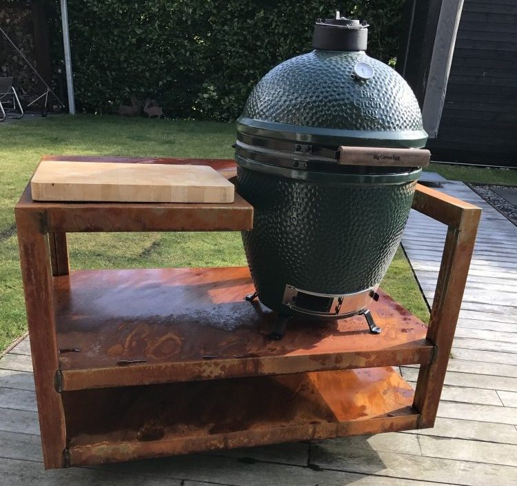 Buitenkeuken Zeno Kitchen BGE. Mooie module van cortenstaal om een Big Green Egg of andere Kamado in te plaatsen. Met extra werkruimte #buitenkeuken #biggreenegg #barbecue