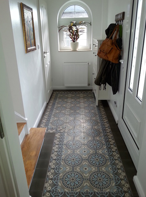 Gang met Portugese cementtegels van Designtegels #vloer #hal #tegels