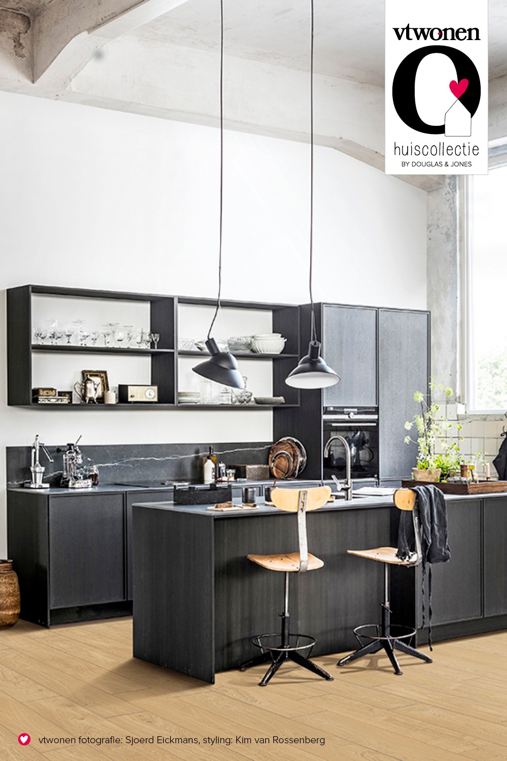 vtwonen tegels in de keuken. Tegelserie Blancs met natuurgetrouwe houtlooks via Douglas & Jones #vtwonen #vtwonentegels #tegels #keuken #keukentegels #keukenidee