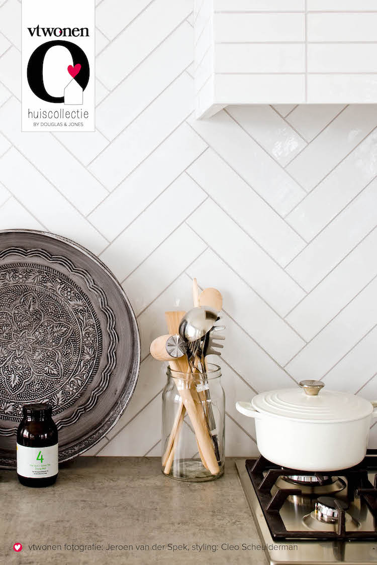 Wandtegels Mediterranea van vtwonen by Douglas & Jones in visgraat motief. Te gek voor keuken en badkamer #tegels #wandtegels #keuken #badkamer #keukeninspiratie #visgraat #vtwonen
