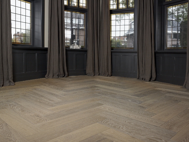 Detail pvc visgraat vloer met bies moderne woonkamer door zilva