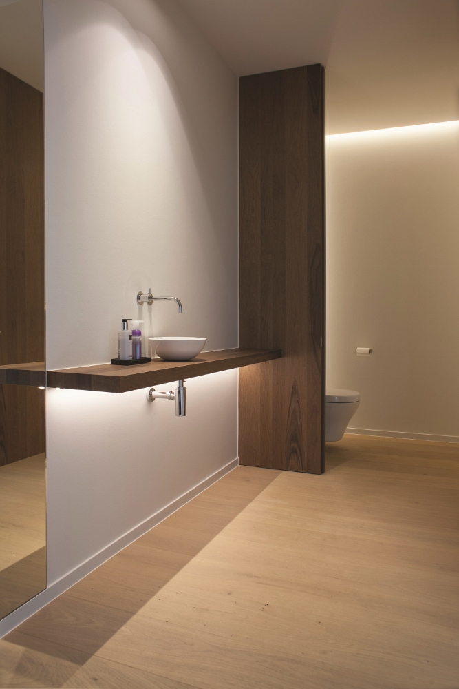 Badkamer met lichte parketvloer planken Royal Natural Customized door Lamett