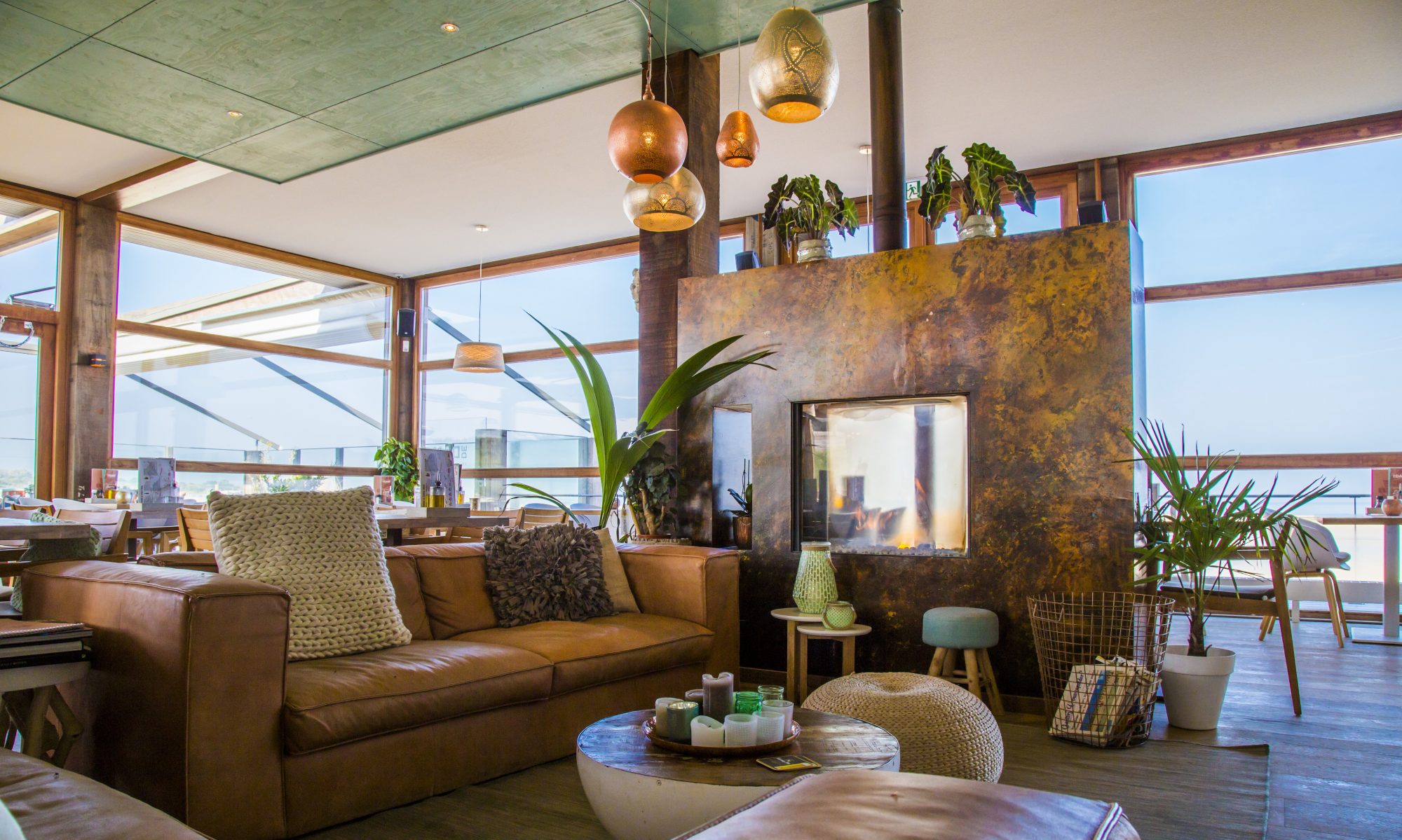 Strandbar De Dam in Zeeland met Lindura houten vloer van Meister #interieur #beach #houtenvloer #vloer