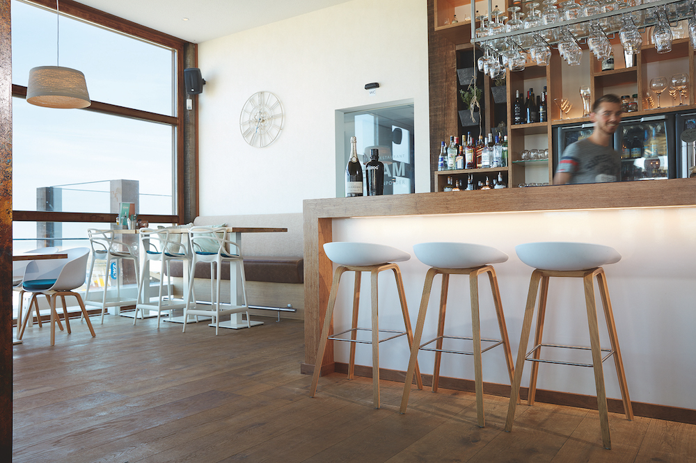 Lindura houten vloer in beach bar De Dam #interieur #houtenvloer #beach #strand #beachbar