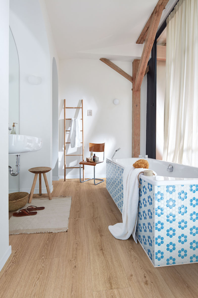 Vinylvloer met de looks van een houten vloer in de badkamer. Nieuwe Meister vloer zonder vinyl #meister #vinylvloer #vloer #vloeren #badkamer #interieurinspiratie