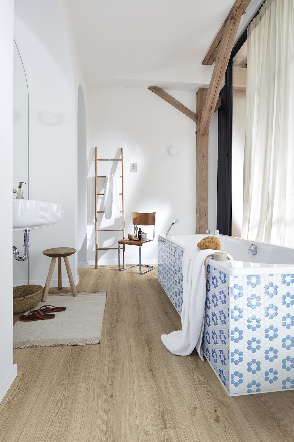 Vinylvloer zonder vinyl in de badkamer. Ecologische 4-in-1-vloer Meisterdesign #badkamer #badkamervloer #meisterdesign #meister #vinylvloer #ecologisch