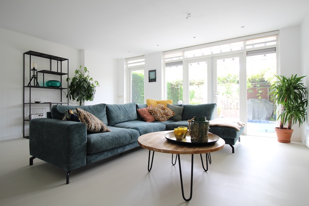 Gietvloer in het interieur. PU-gietvloer van Motionvloer in de woonkamer #gietvloer #motionvloer
