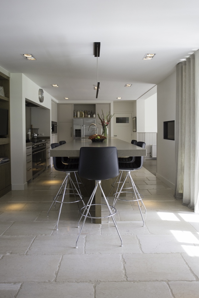 Keuken met vloertegels van kalksteen - natuursteen via Nibo Stone