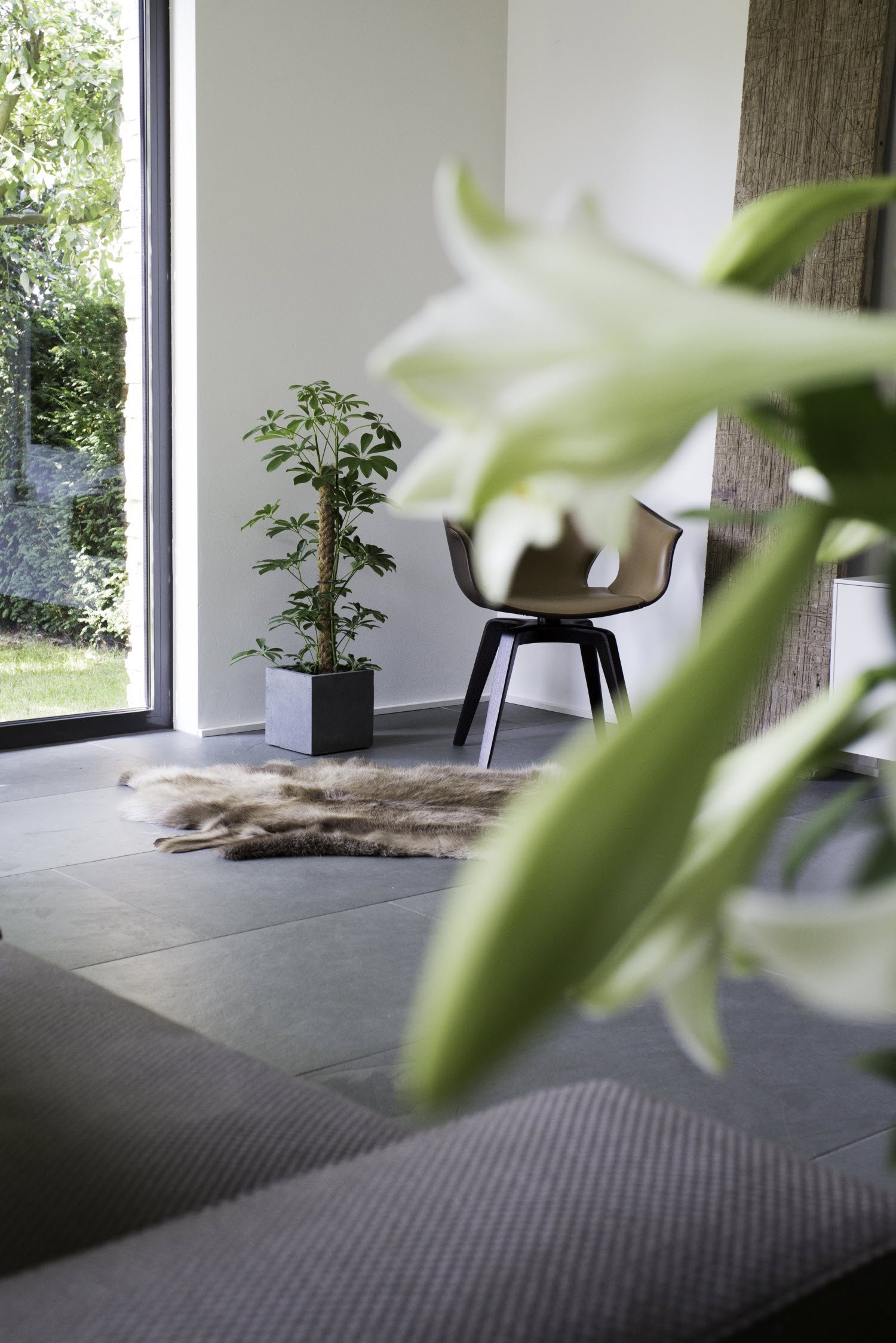 Natuursteen vloer - grote tegels leisteen Himalaya Grey via Nibo Stone