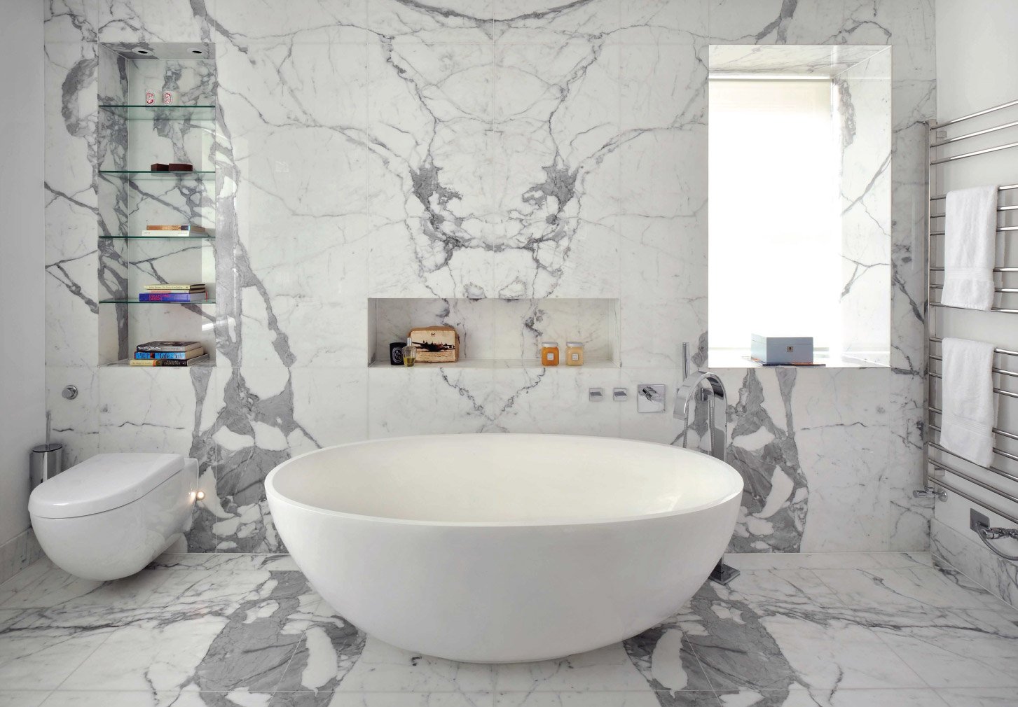 Badkamer met marmer op de vloer en de wand - Nibo Stone