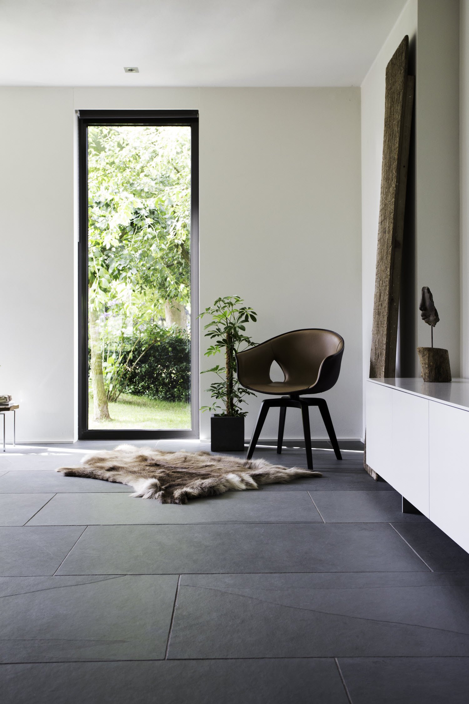 Natuursteen vloer - grote tegels leisteen Himalaya Grey via Nibo Stone
