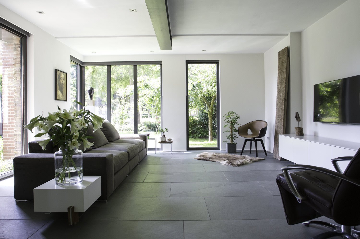 Natuursteen vloer - grote tegels leisteen Himalaya Grey via Nibo Stone