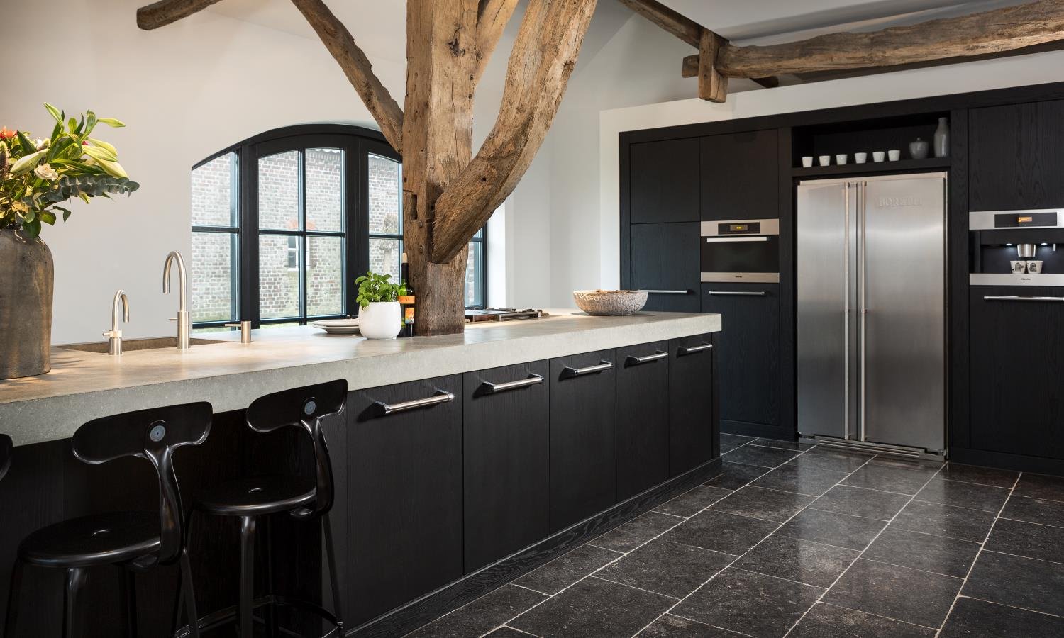 Keuken met vloer van hardsteen tegels via Nibo Stone