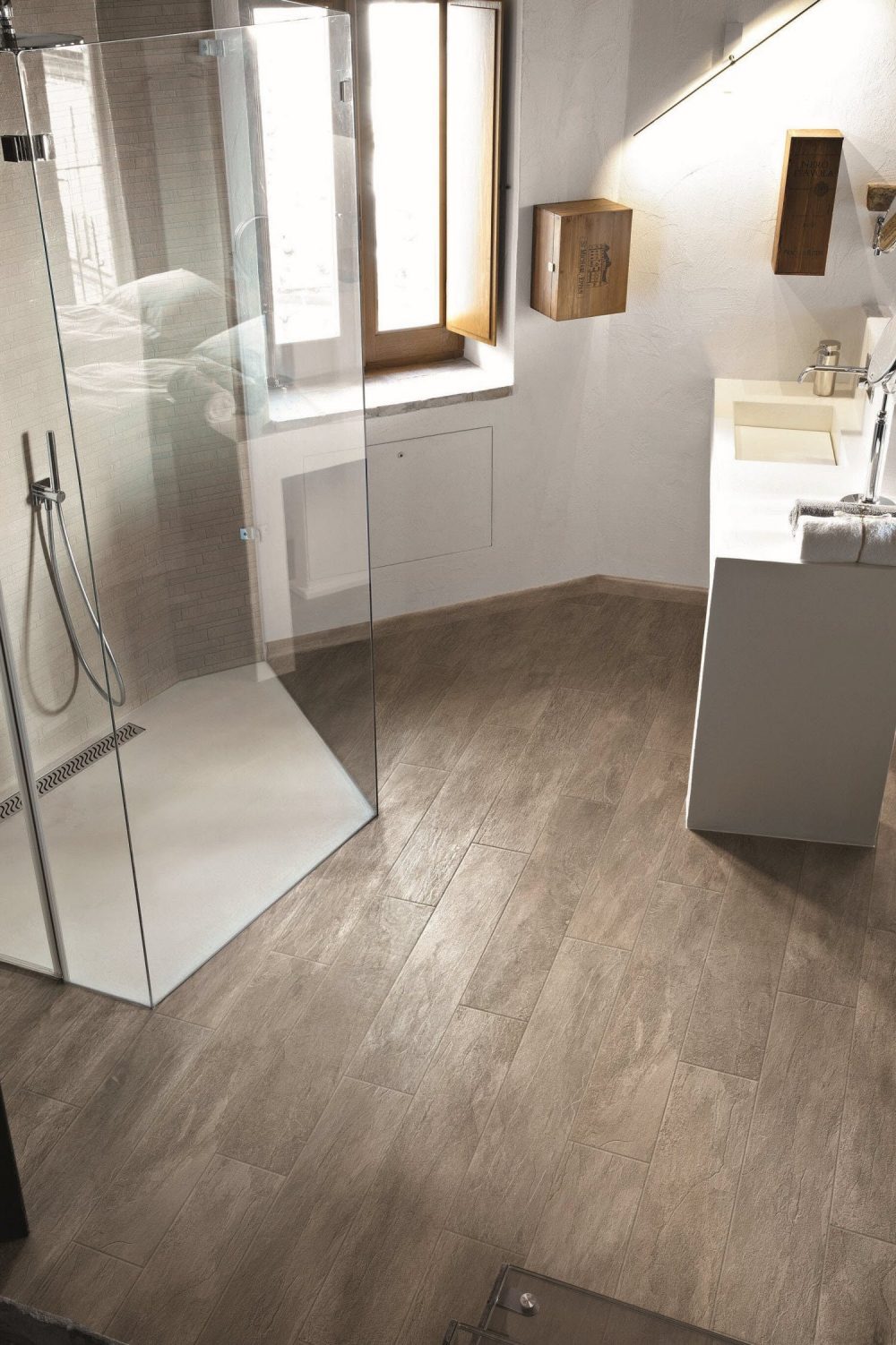 Houtlook in de badkamer met keramische vloertegels met houtlook van Nibo Stone #hout #badkamer