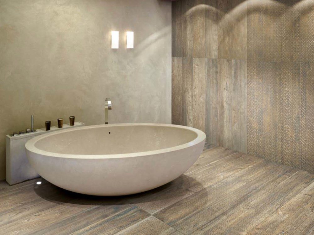 Houtlook in de badkamer met keramische vloertegels met houtlook van Nibo Stone #hout #badkamer