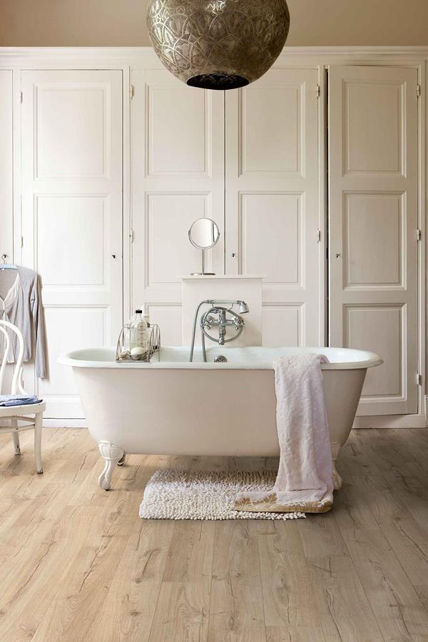 Warme houtlook badkamervloer met quick•step® laminaat nieuws ...