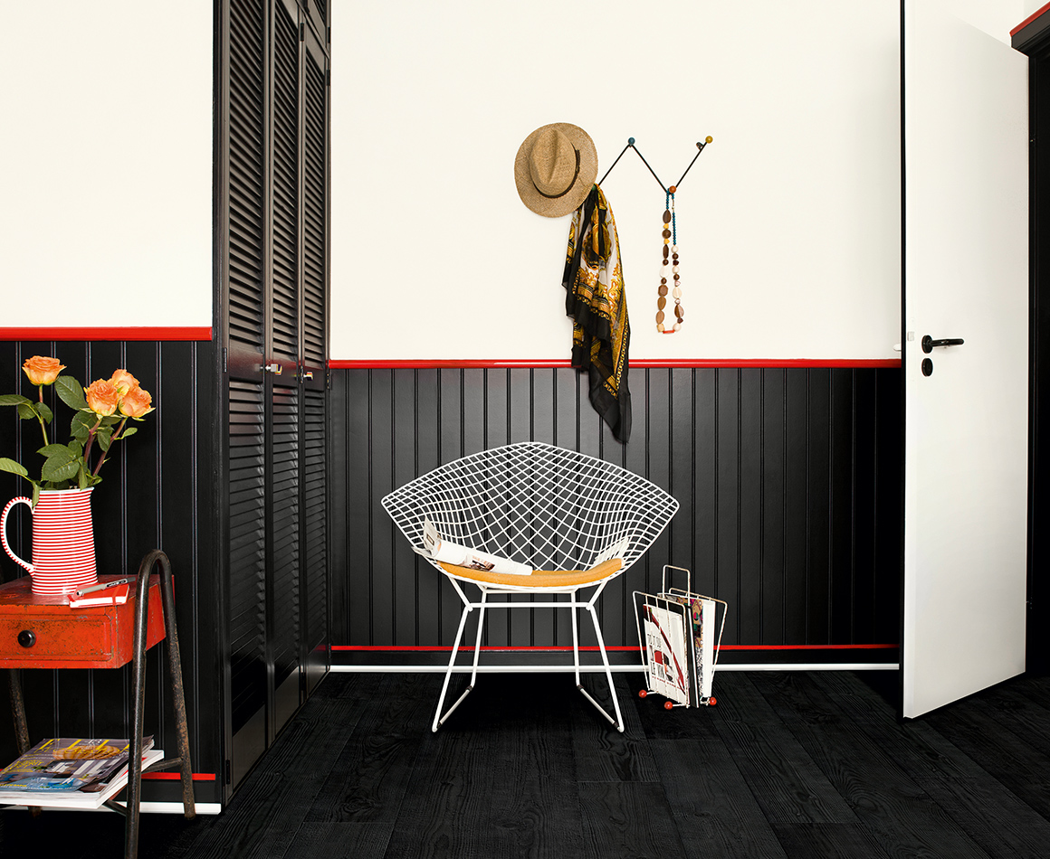 Een dramatische, zwarte vloer  gecombineerd met lichte, neutrale muren kan  een prachtig contrast vormen én je kamer zelfs opklaren. Quick-Step Impressive laminaat burned planks
