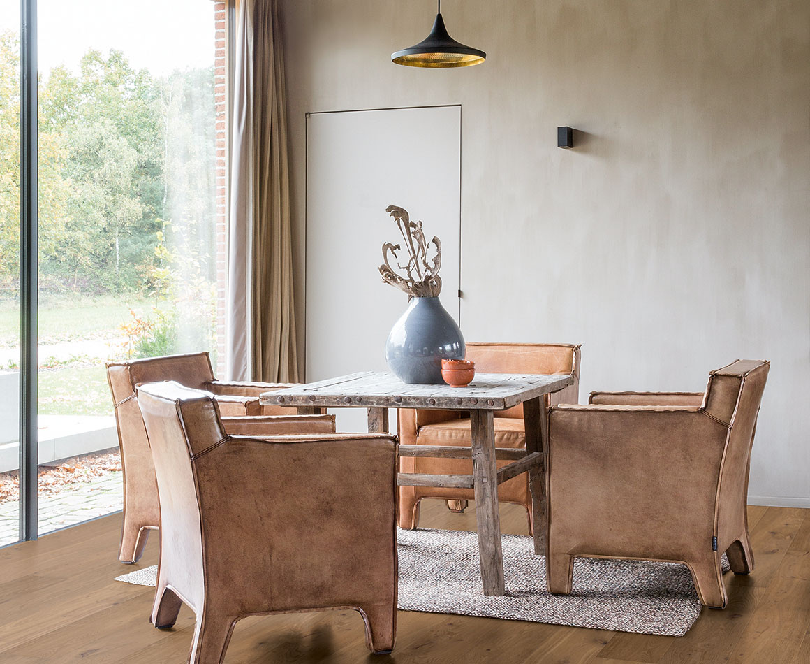 Houten vloer uit parketcollectie Palazzo van Quick-Step. zo min mogelijk behandeld voor een zo natuurlijk mogelijk effect. Knoesten en scheuren zijn nog aanwezig - kleur eik kaneel extra mat 