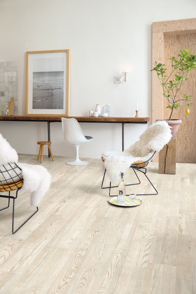 Interieur met Scandinavische look met als basis lichte parketvloer Variano eik geverfd wit geolied van Quick-Step 