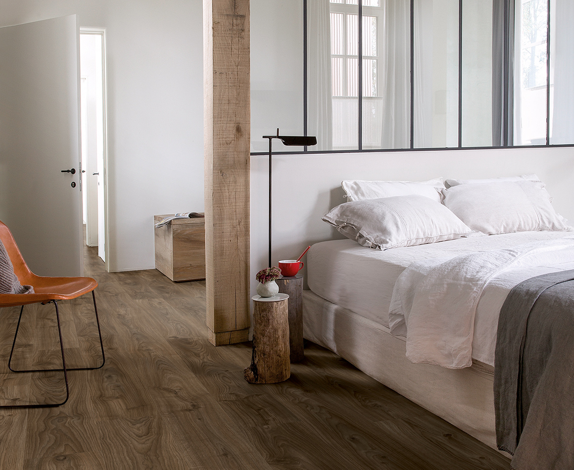 Slaapkamer met vinyl vloer in cottage eik natuur. Reclaimed dessin en rustieke look. warm, waterdicht, slijtvast en geluiddempend. Quick-Step Livyn Balance collectie 